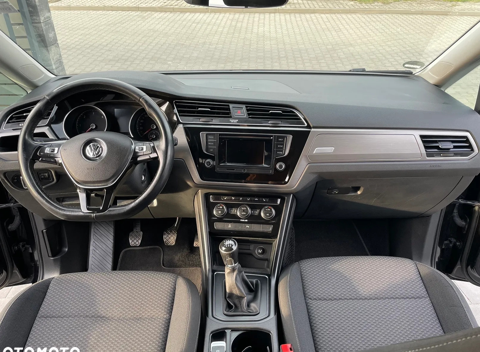 Volkswagen Touran cena 60900 przebieg: 106675, rok produkcji 2016 z Leszno małe 529